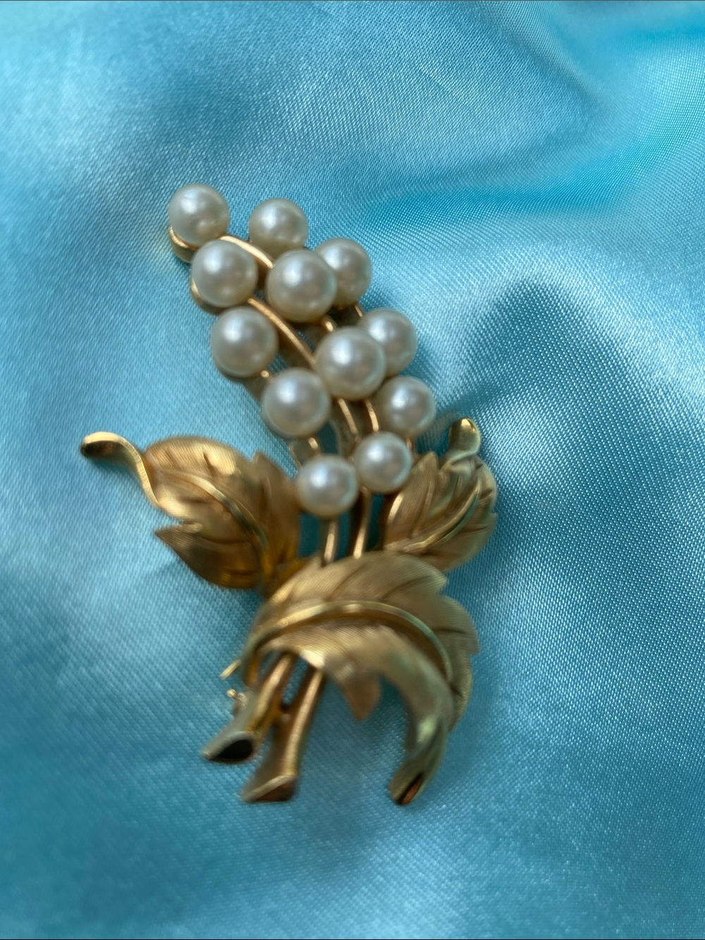 Signed Crown Trifari Faux Pearl Cluster Gold-Tone Leaf Brooch Pin - Picture 3 of 6